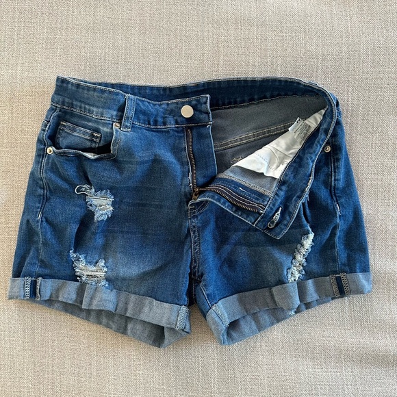 Women’s Denim Distressed Cuffed Shorts. Size Medium - Picture 3 of 8
